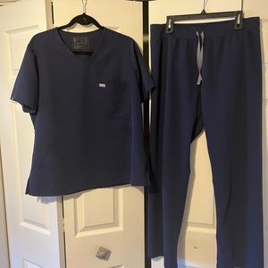 Gently used figs set size L top and bottom